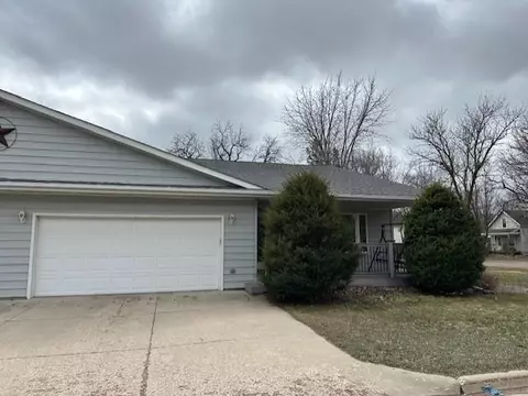 285 13th St, Windom, MN 56101