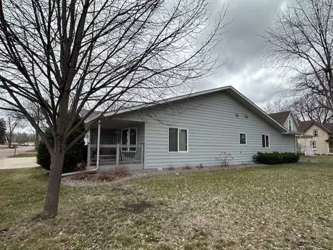 285 13th St, Windom, MN 56101 photo 2
