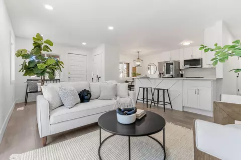 1384 Lakeside Cir, Eagan, MN 55123