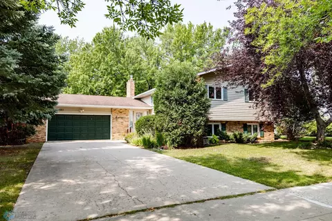 3921 4th St S, Moorhead, MN 56560
