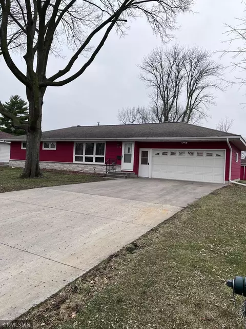 910 Shumway St S, Shakopee, MN 55379