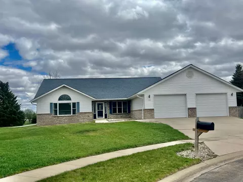 1124 Clifton Cir, Marshall, MN 56258