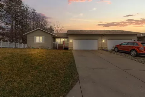 15 10th Ave SE, Faribault, MN 55021