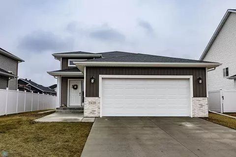 7429 18th St S, Fargo, ND 58104