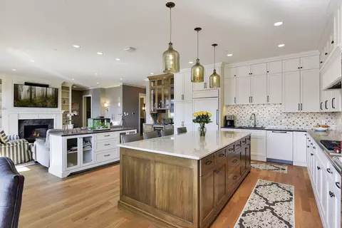 935 Lake St E #302, Wayzata, MN 55391