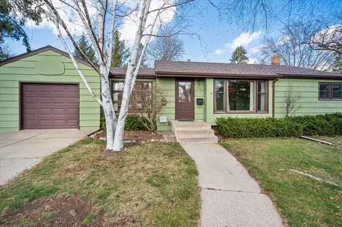 1127 Summer St, Roseville, MN 55113