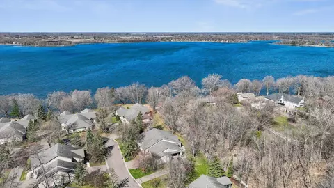 10710 Woodland Dr, Chisago City, MN 55013