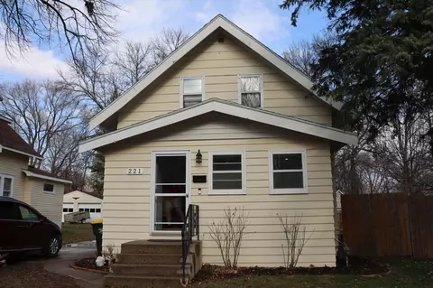 221 Anthony St SE, Willmar, MN 56201