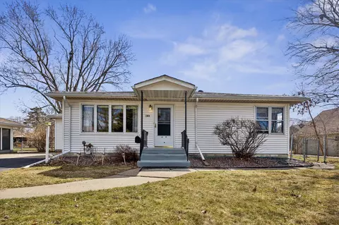 1384 Shryer Ave W, Roseville, MN 55113