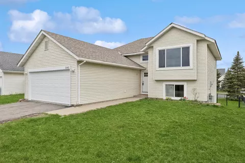 2142 Omega Dr, Shakopee, MN 55379