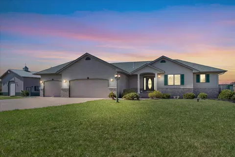 832 Ross Rd, Hudson, WI 54016