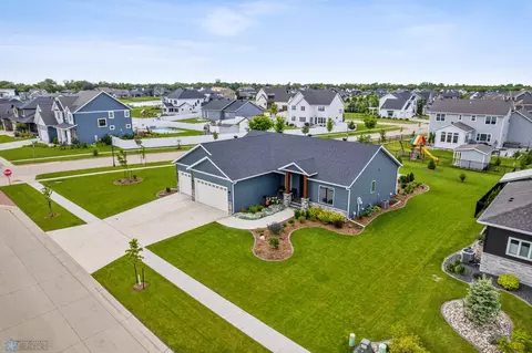 2872 Mcleod Dr E, West Fargo, ND 58078