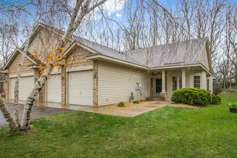 382 Summer Ln, Maplewood, MN 55117