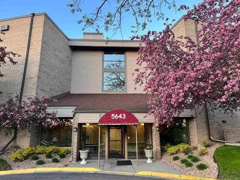 5643 Green Circle Dr #102, Minnetonka, MN 55343
