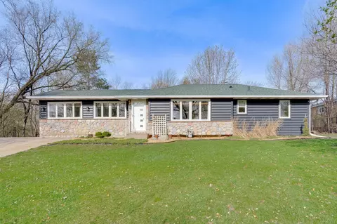 2107 Alameda St, Roseville, MN 55113