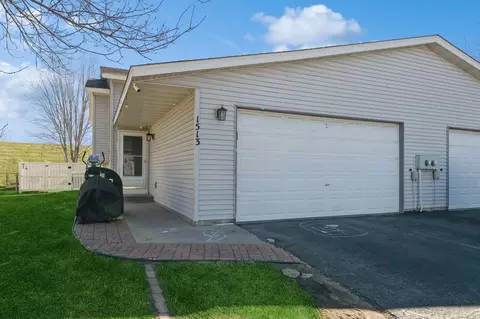 1513 Mcintosh Cir, Shakopee, MN 55379