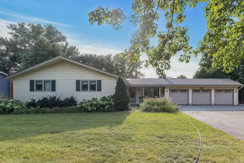 2731 Black Oaks Ln N, Plymouth, MN 55447