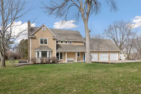 60 S Shannon Dr, Shakopee, MN 55379