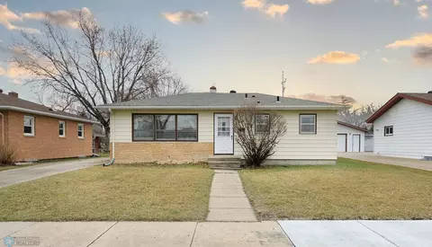 1618 17th St S, Fargo, ND 58103
