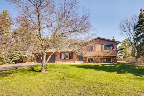 919 Valley Oaks Rd, Vadnais Heights, MN 55127