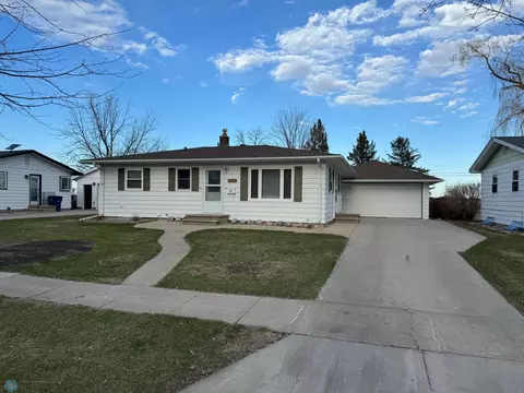 1018 20th St N, Moorhead, MN 56560