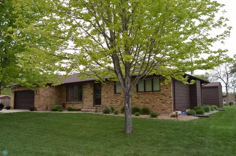 37 Prairiewood Dr S, Fargo, ND 58103