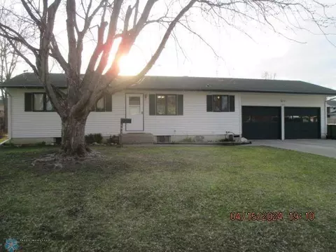 1635 N 5th St N, Wahpeton, ND 58075