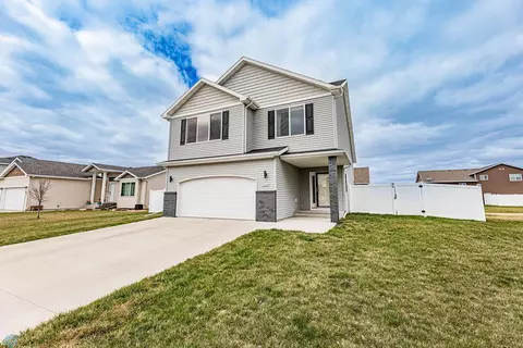 4911 Spencer Ln S, Fargo, ND 58104