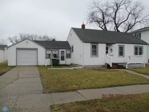 421 10th St N, Breckenridge, MN 56520