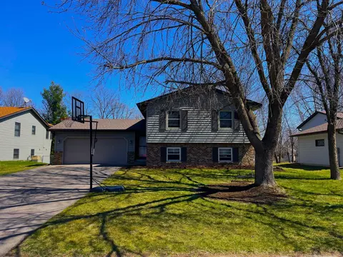 2219 Helena Ave N, Oakdale, MN 55128