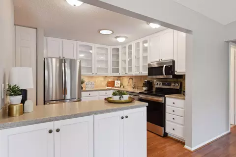 1960 Juneau Ln N, Plymouth, MN 55447