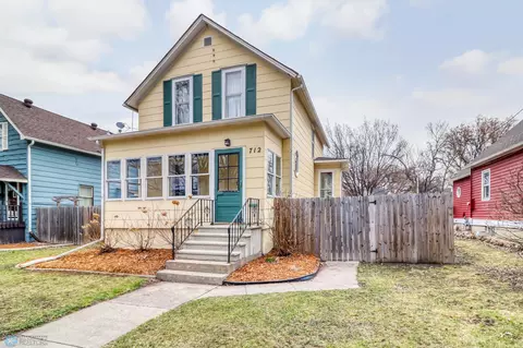712 11th St S, Fargo, ND 58103