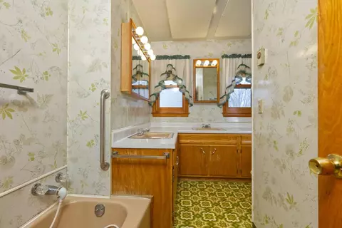 Bath - 420 16th St E, Glencoe, MN 55336 photo 3 of 4