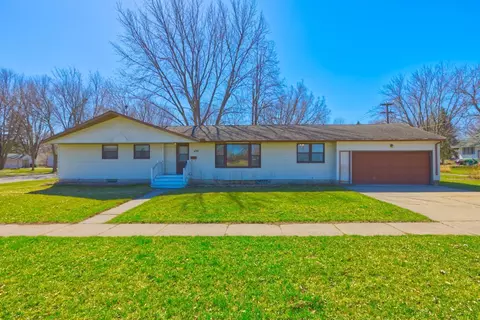 420 16th St E, Glencoe, MN 55336