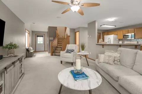 1553 Hallmark Ave N, Oakdale, MN 55128