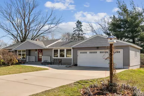 2942 Pascal St, Roseville, MN 55113