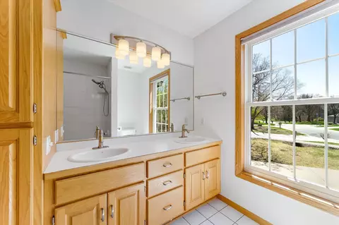 Bath - 4152 Cashell Gln, Eagan, MN 55122 photo 3 of 5
