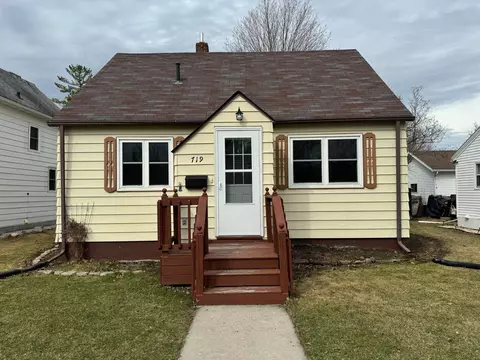 719 Arnold Ave N, Thief River Falls, MN 56701