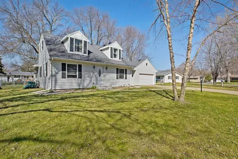 303 Crestwood Ct, North Mankato, MN 56003