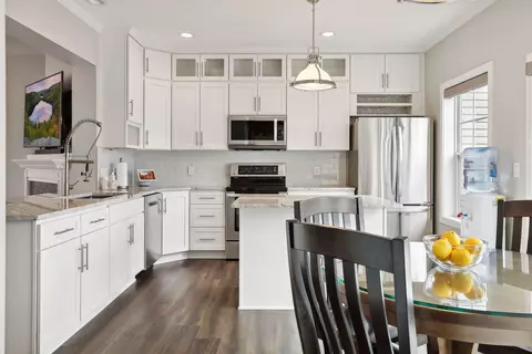 2833 Arona St, Roseville, MN 55113