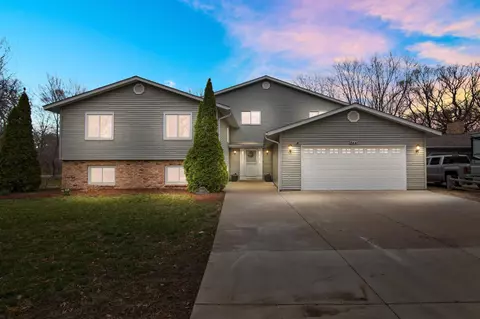 8441 Pleasant View Dr, Mounds View, MN 55112