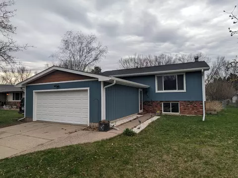 204 Edgeview Dr, Rollingstone, MN 55969