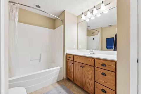 Bath - 3551 Lemieux Cir, Eagan, MN 55122 photo 4 of 5
