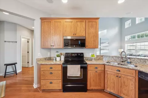 Kitchen - 3551 Lemieux Cir, Eagan, MN 55122 photo 2 of 4