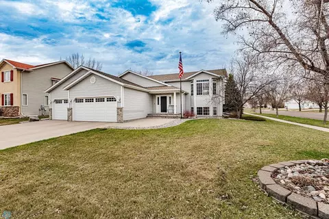 5528 15th St S, Fargo, ND 58104