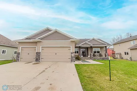 516 Hampton Dr W, Moorhead, MN 56560