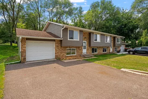 7055 15th St N, Oakdale, MN 55128
