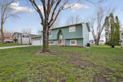 1424 Mitchell Dr, Faribault, MN 55021