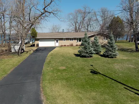 584 Shorewood Dr, Detroit Lakes, MN 56501