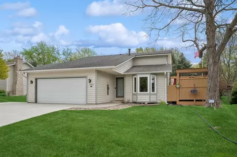 1465 Meadow Ct, Chaska, MN 55318